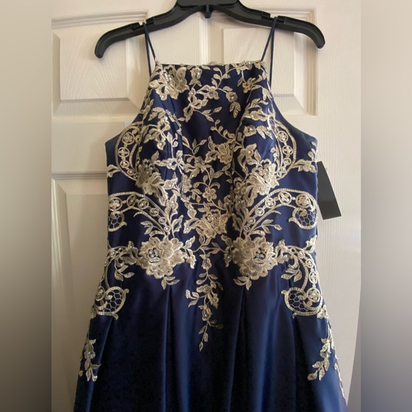 Dress - Picture 5 of 8